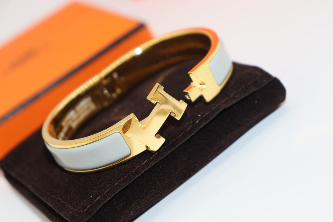 ¡®AuraJewelry¡¯H LIGHT BLUE BRACELET