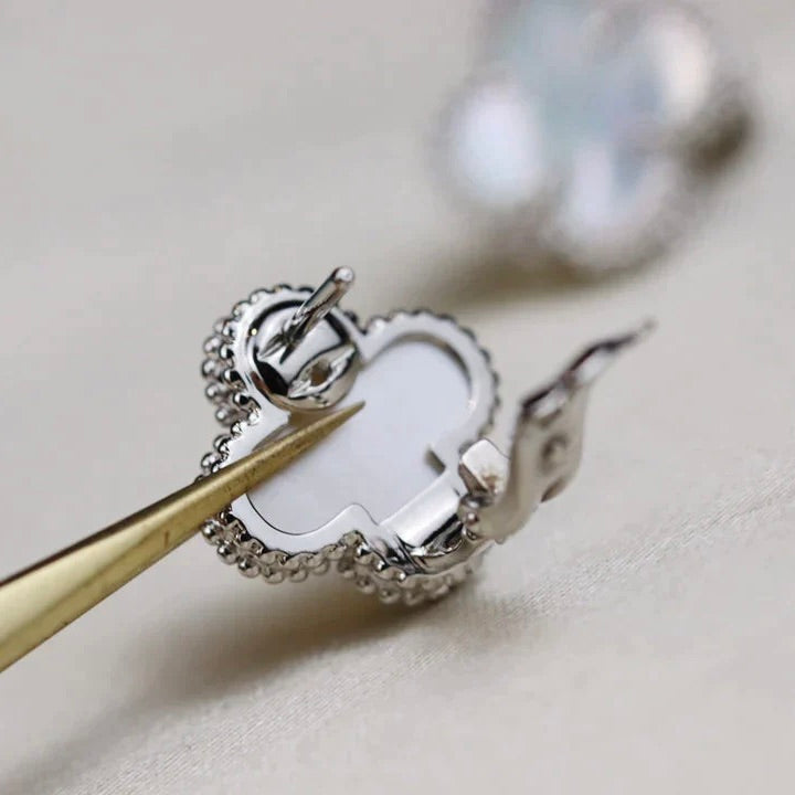 ¡®AuraJewelry¡¯CLOVER MEDIUM 1 MOTIFS WHITE MOP EARRINGS SILVER