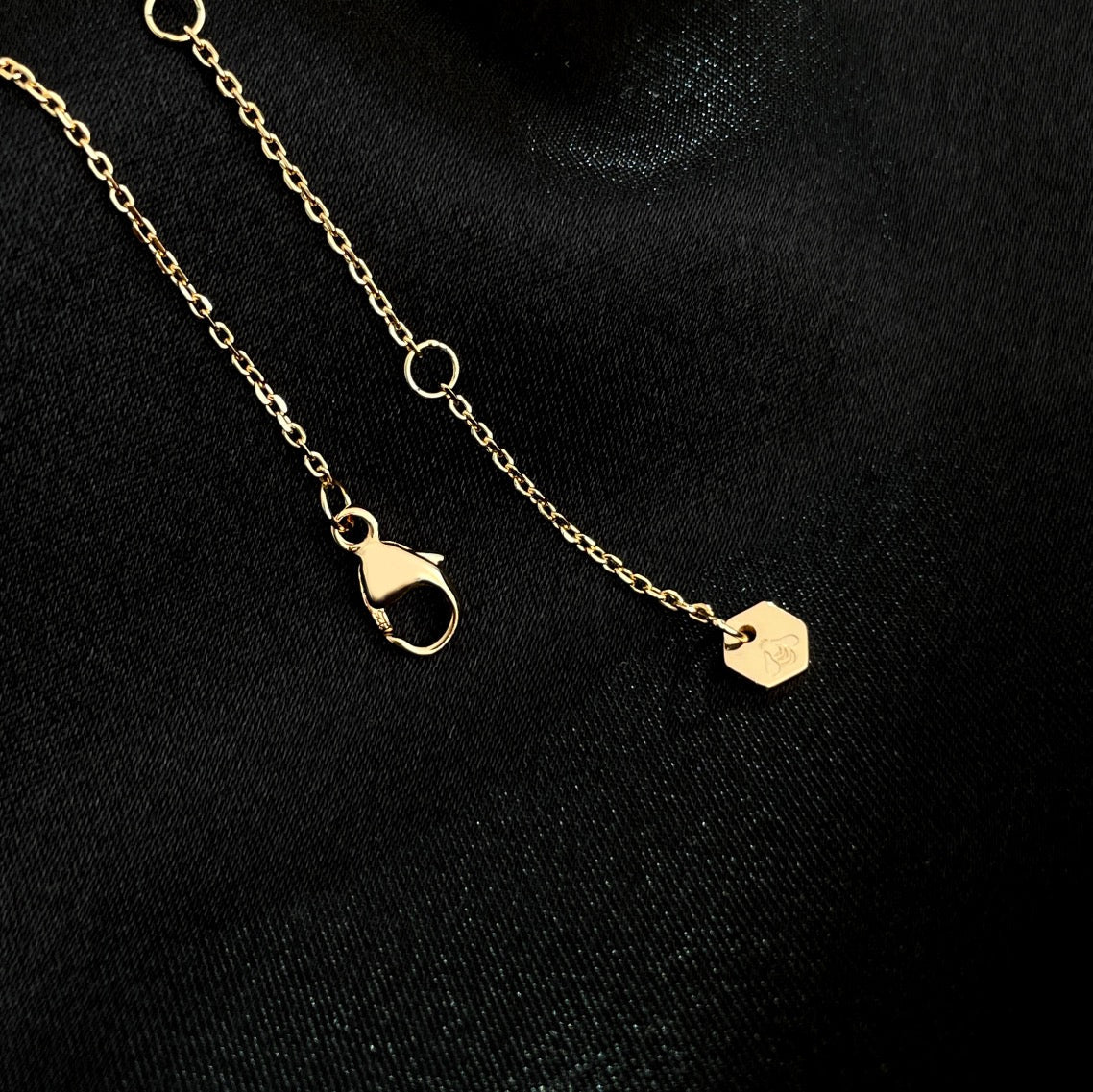 ¡®AuraJewelry¡¯BEE MINI NECKLACE