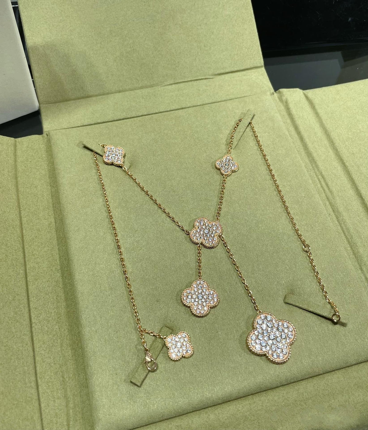 ¡®AuraJewelry¡¯CLOVER 6 MOTIF DIAMOND PAVED NECKLACE
