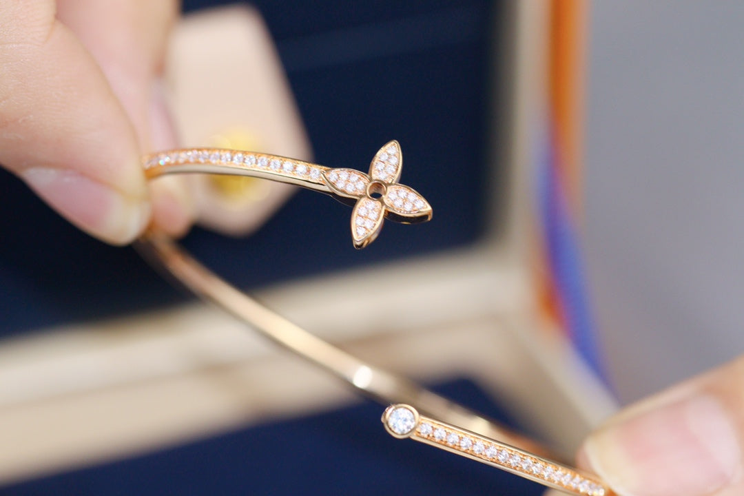 ¡®AuraJewelry¡¯IDYLLE PINK GOLD OPEN BRACELET DIAMOND PAVED