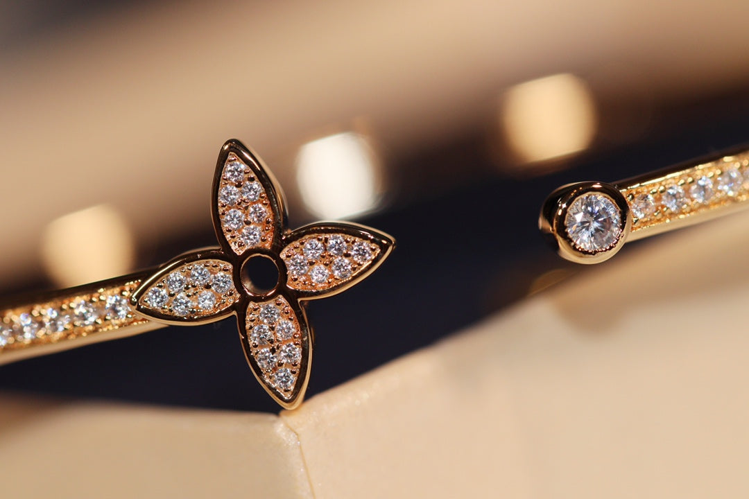 ¡®AuraJewelry¡¯IDYLLE GOLD OPEN BRACELET DIAMOND PAVED