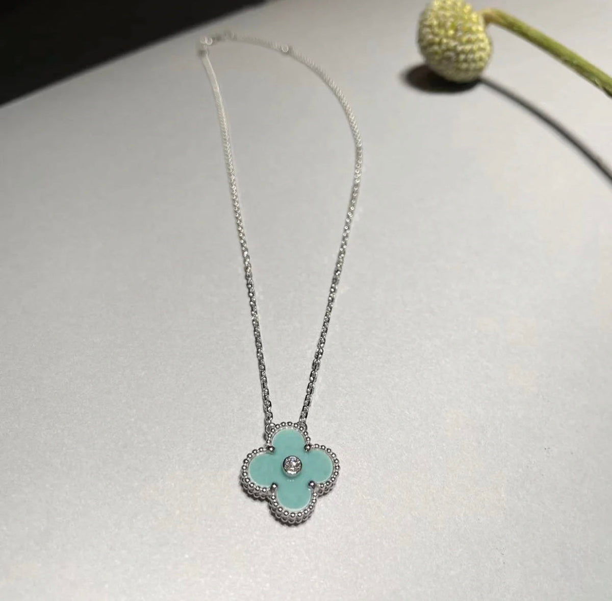 ¡®AuraJewelry¡¯CLOVER 1 DIAMOND LIGHT BLUE SILVER NECKLACE