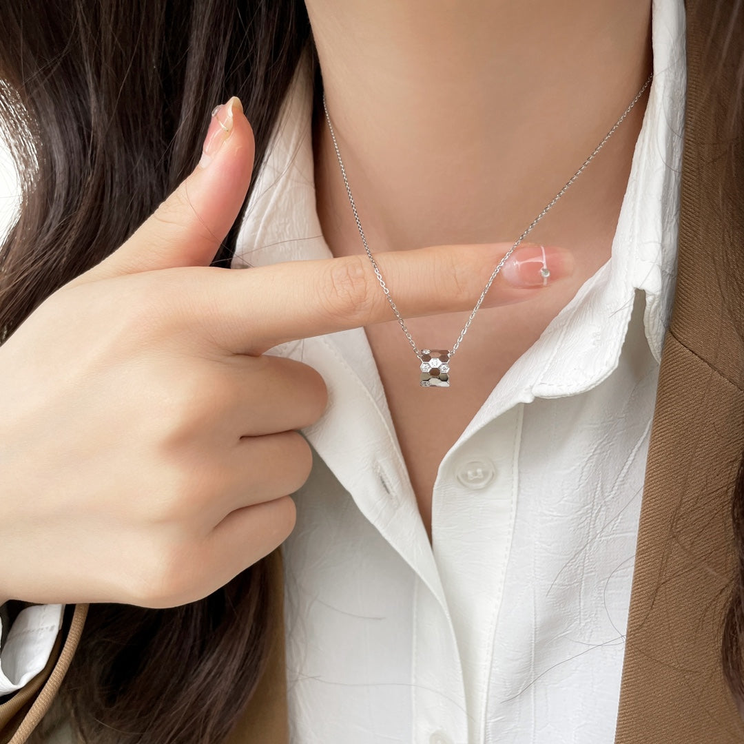 AuraJewelry「BEE MINI PEDANT DIAMOND NECKLACE」