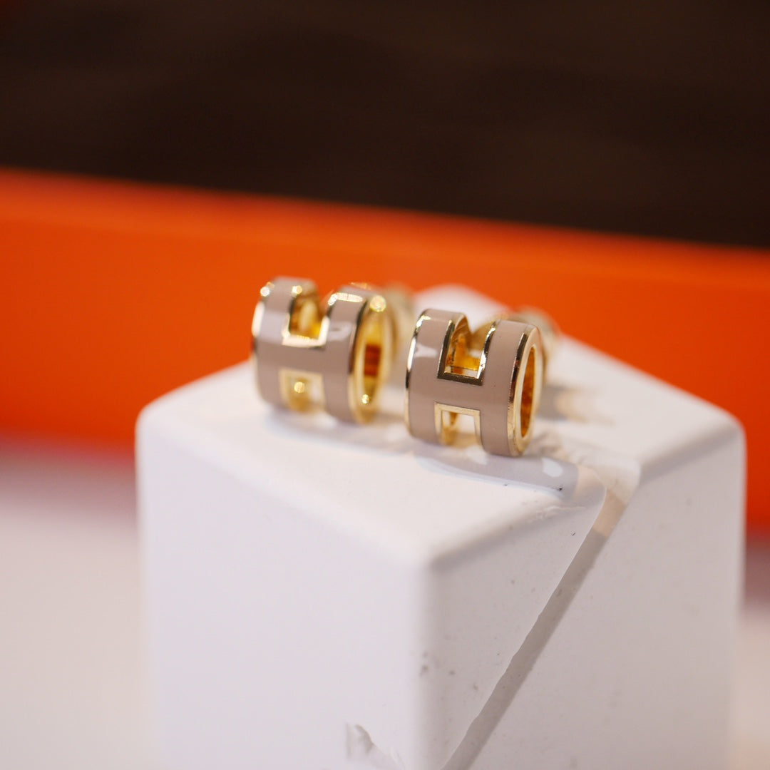 ¡®AuraJewelry¡¯MINI POP H GOLD EARRINGS GREY