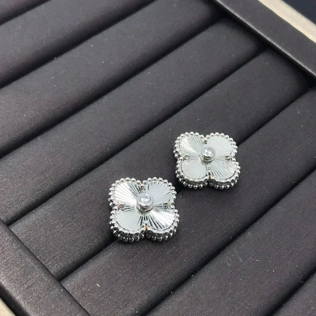 ¡®AuraJewelry¡¯CLOVER MINI 9.5MM LASER EARRINGS