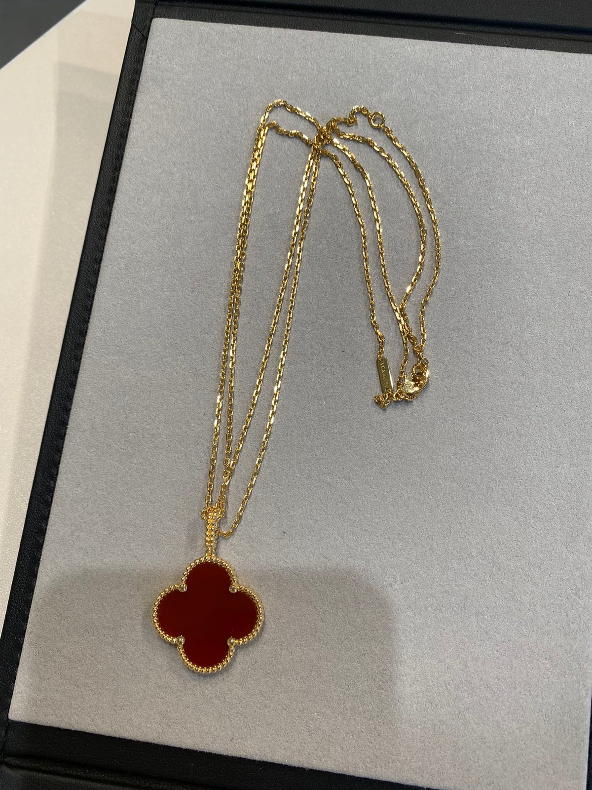 ¡®AuraJewelry¡¯CLOVER 25MM NECKLACE GOLD CARNELIAN