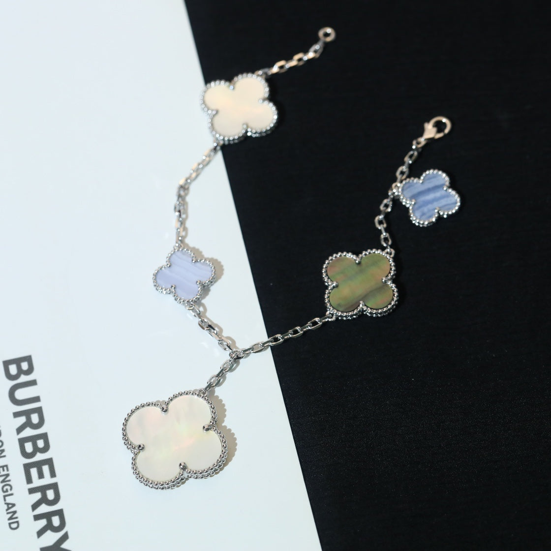 ¡®AuraJewelry¡¯CLOVER BRACELET 5 MOTIFS MOP CHALCEDONY SILVER