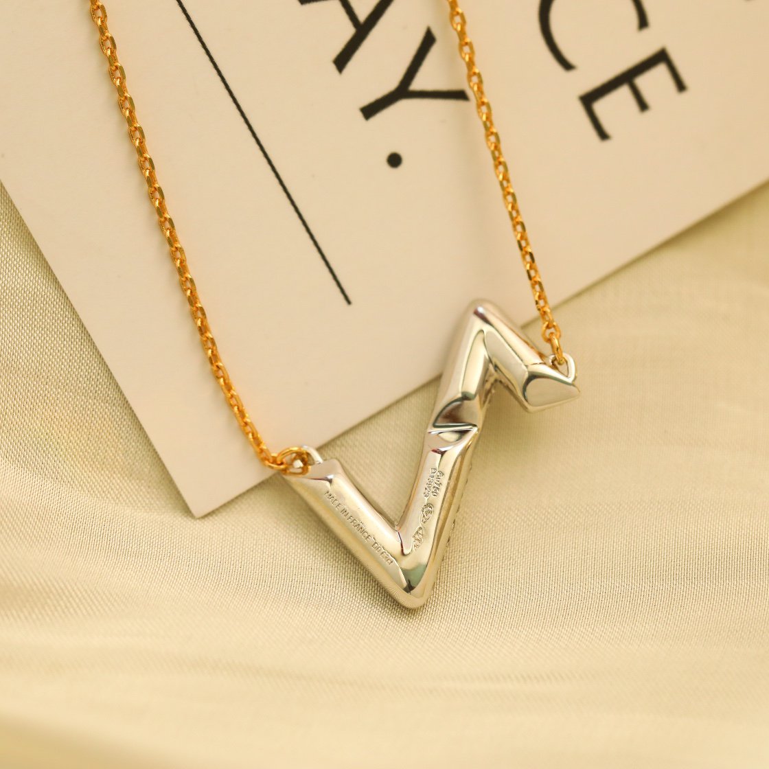 ¡®AuraJewelry¡¯VOLT SILVER DIAMOND PEDANT NECKLACE