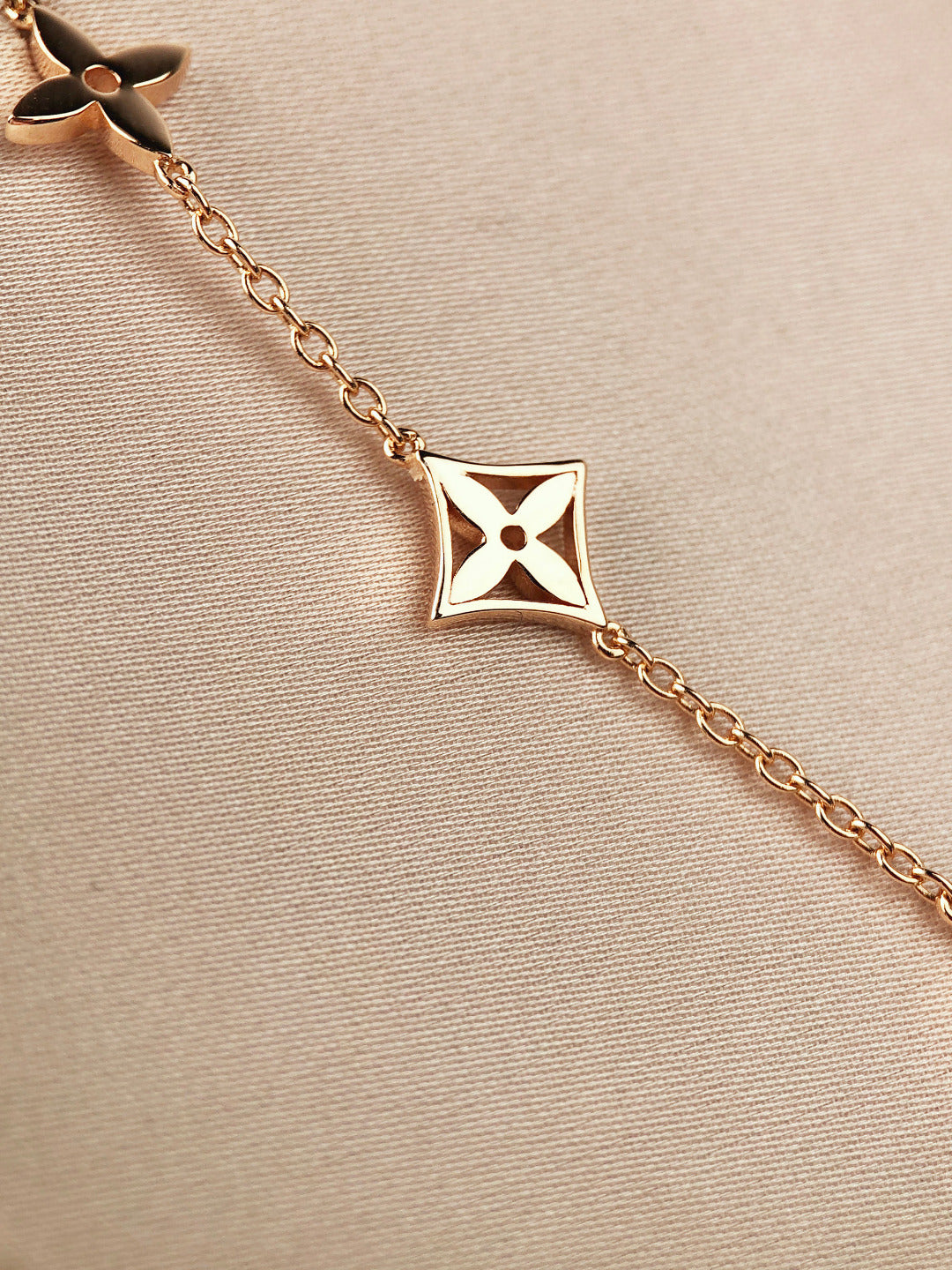 ¡®AuraJewelry¡¯STAR AND SUN 7 MOTIFS GOLD BRACELET