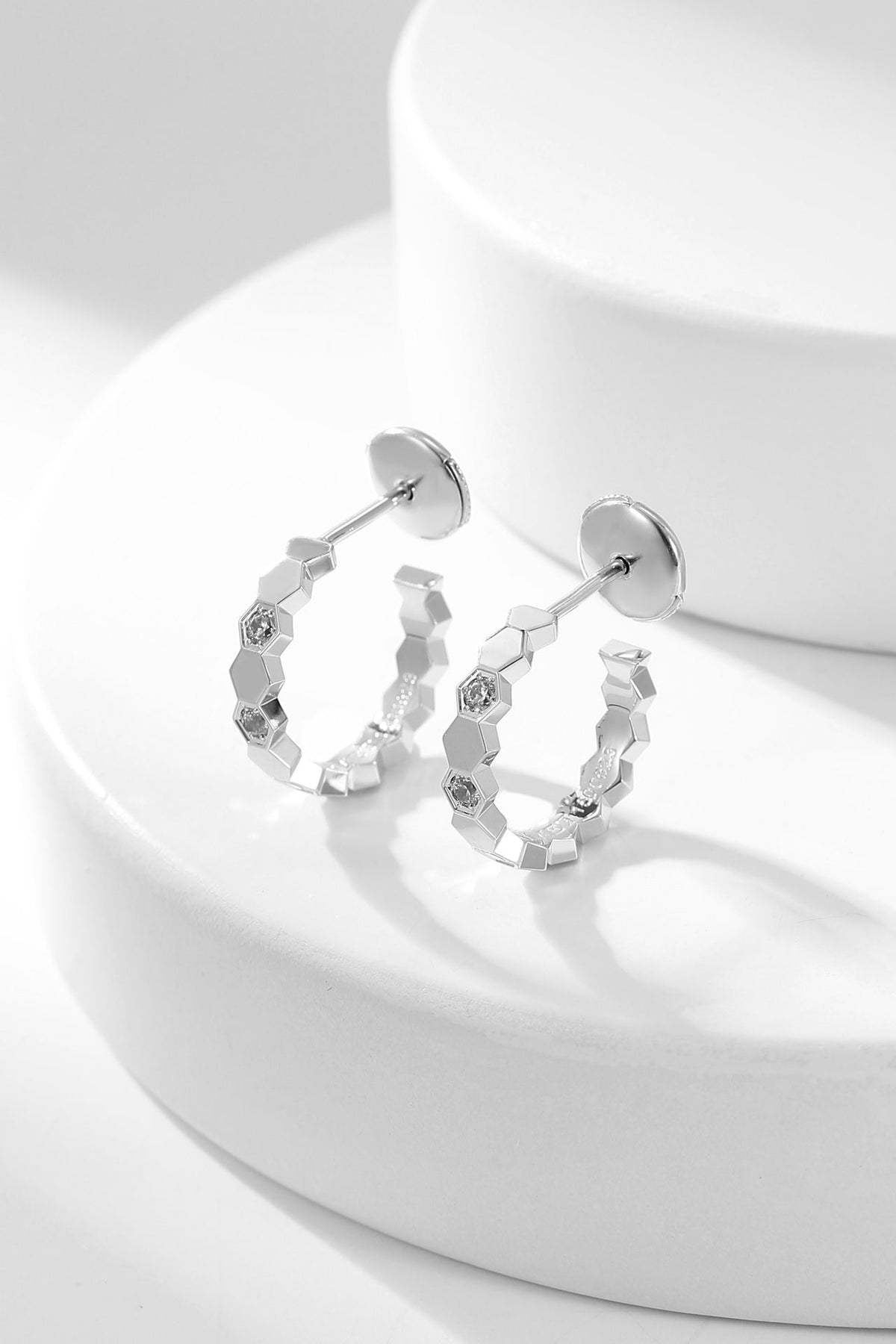 ¡®AuraJewelry¡¯BEE LOVE DIAMOND HOOP EARRINGS