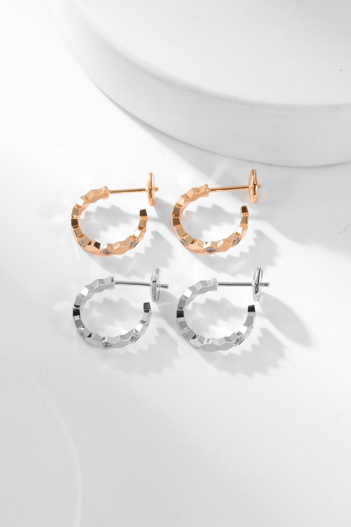 ¡®AuraJewelry¡¯BEE LOVE DIAMOND HOOP EARRINGS