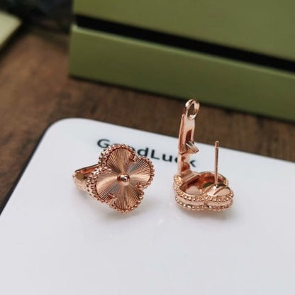 『AuraJewelry』クローバーミディアムスタッドピアス