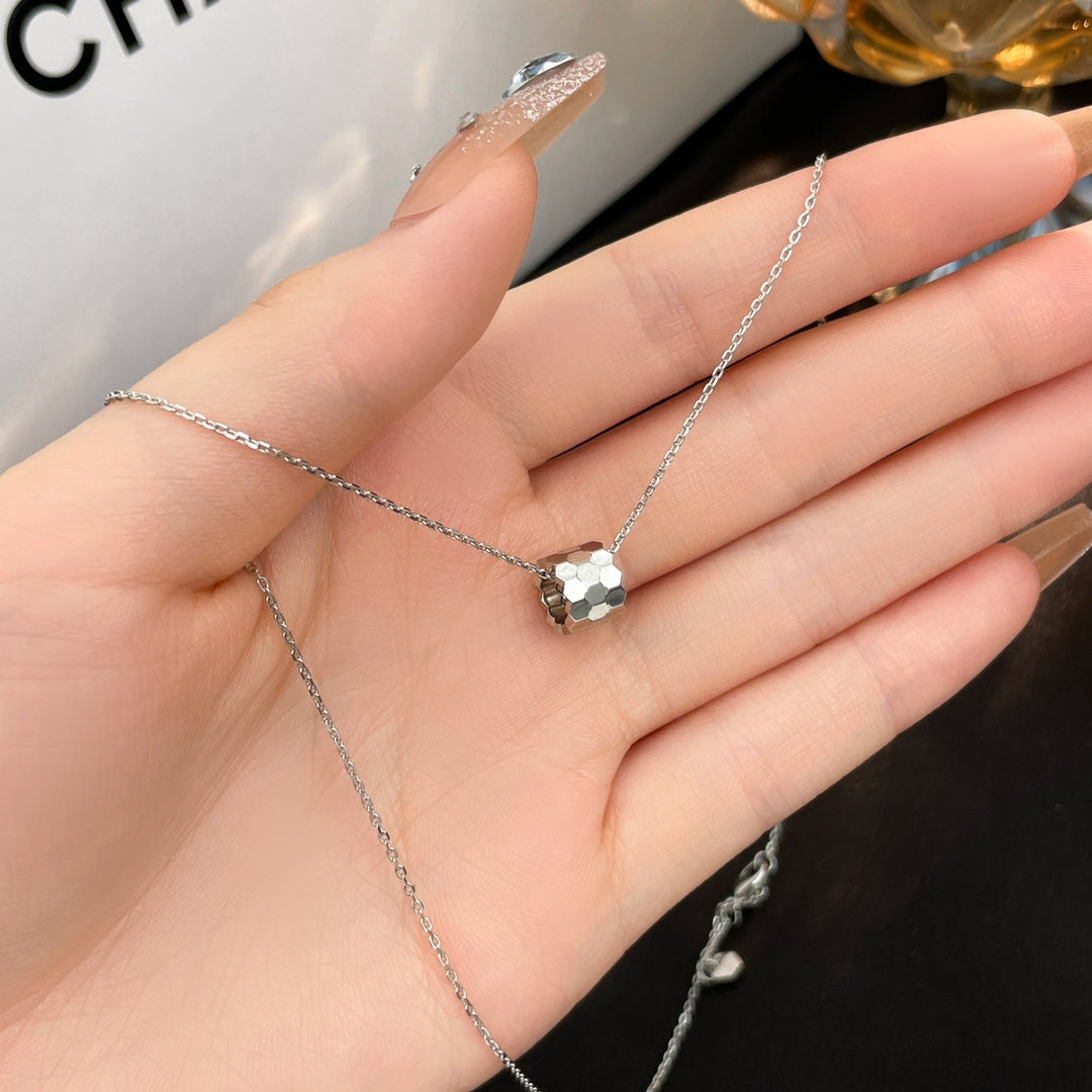 ¡®AuraJewelry¡¯BEE MINI NECKLACE