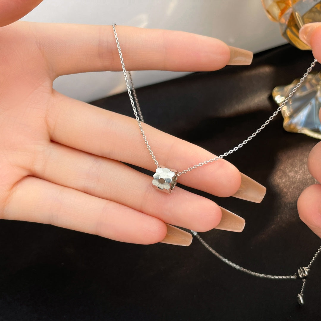 ¡®AuraJewelry¡¯BEE MINI NECKLACE
