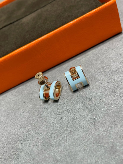 ¡®AuraJewelry¡¯POP H SKY BLUE STUD EARRINGS