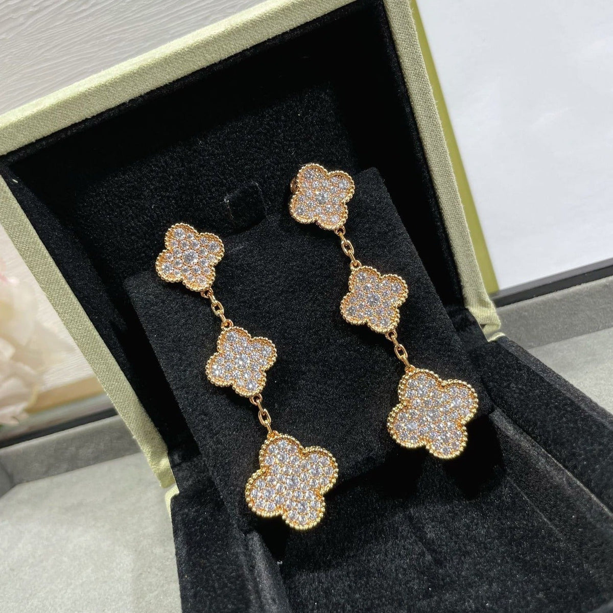 AuraJewelry「クローバー 3モチーフ ダイヤモンド パヴェ ローズゴールド ピアス」