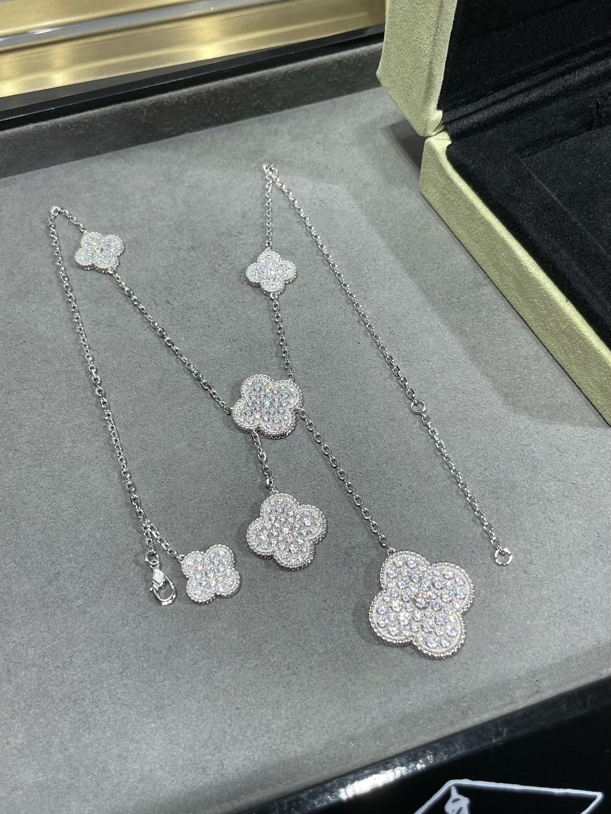 ¡®AuraJewelry¡¯CLOVER 6 MOTIF DIAMOND PAVED NECKLACE