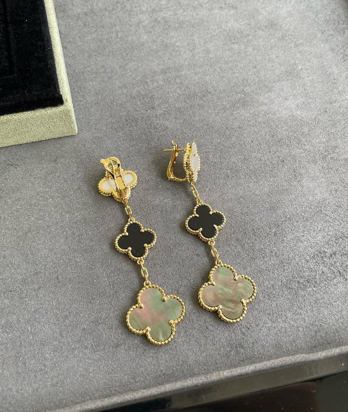 ¡®AuraJewelry¡¯CLOVER 3 MOTIF MOP ONYX DARK MOP PINK GOLD EARRINGS