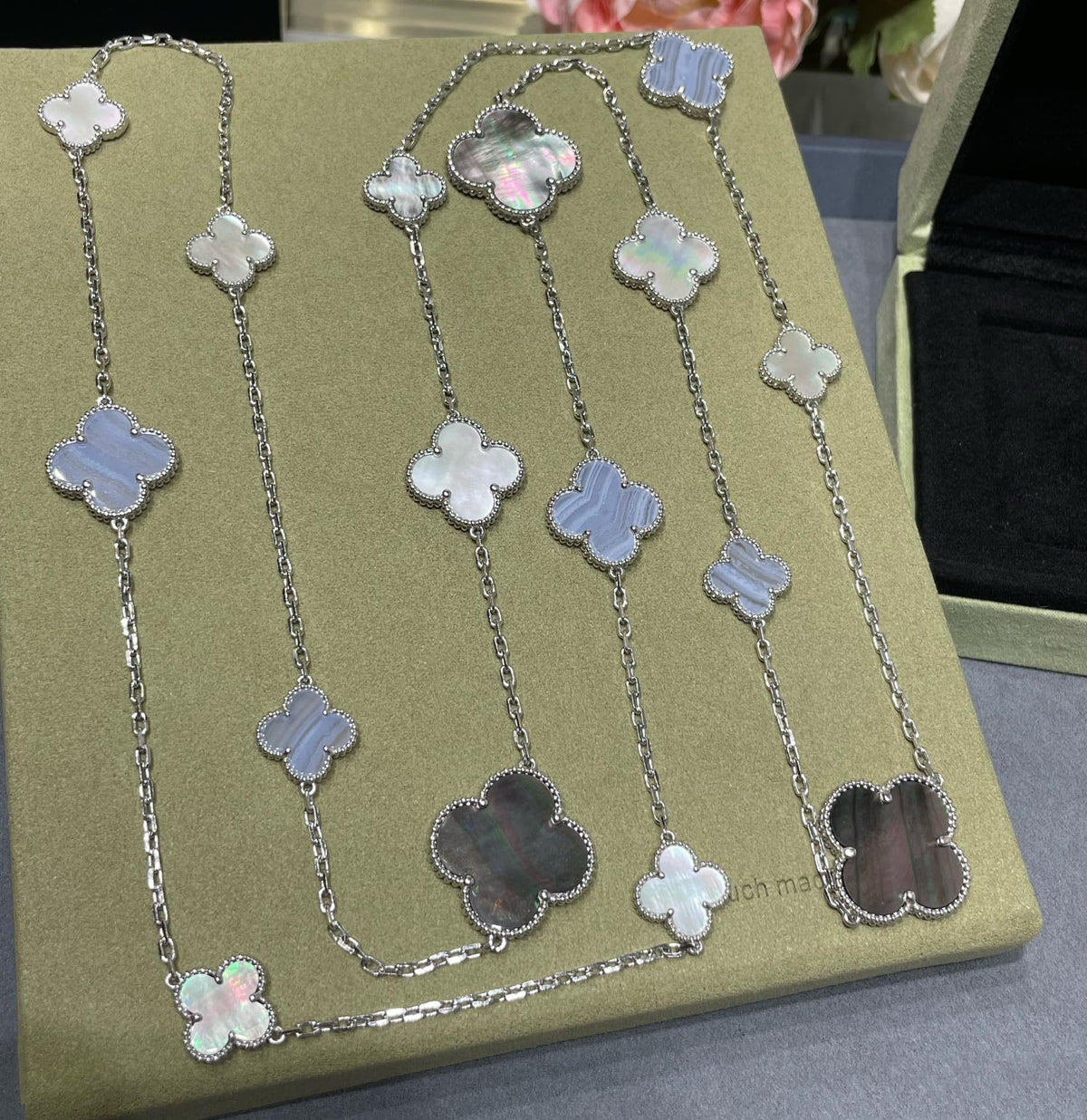 ¡®AuraJewelry¡¯CLOVER 16 MOTIF CHALCEDONY MOP SILVER NECKLACE