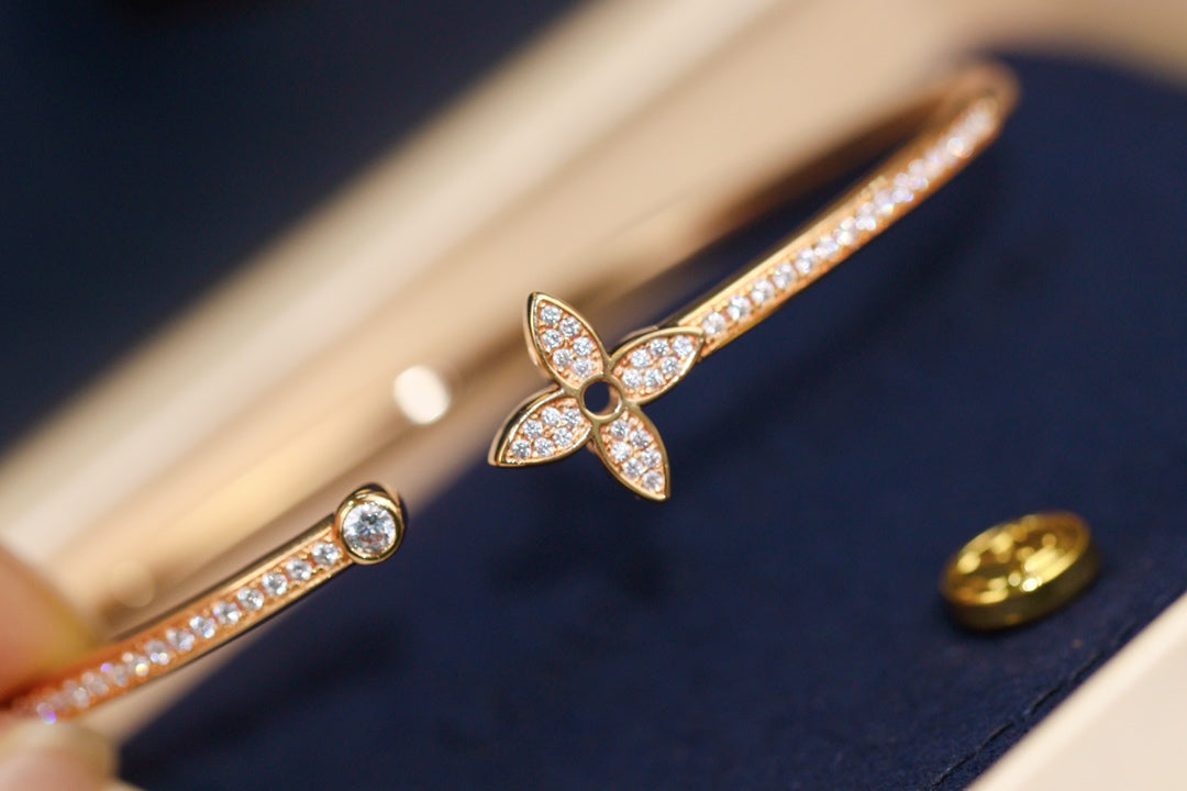¡®AuraJewelry¡¯IDYLLE PINK GOLD OPEN BRACELET DIAMOND PAVED