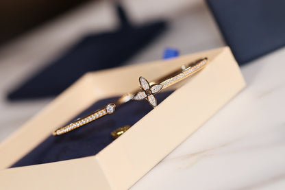 ¡®AuraJewelry¡¯IDYLLE GOLD OPEN BRACELET DIAMOND PAVED