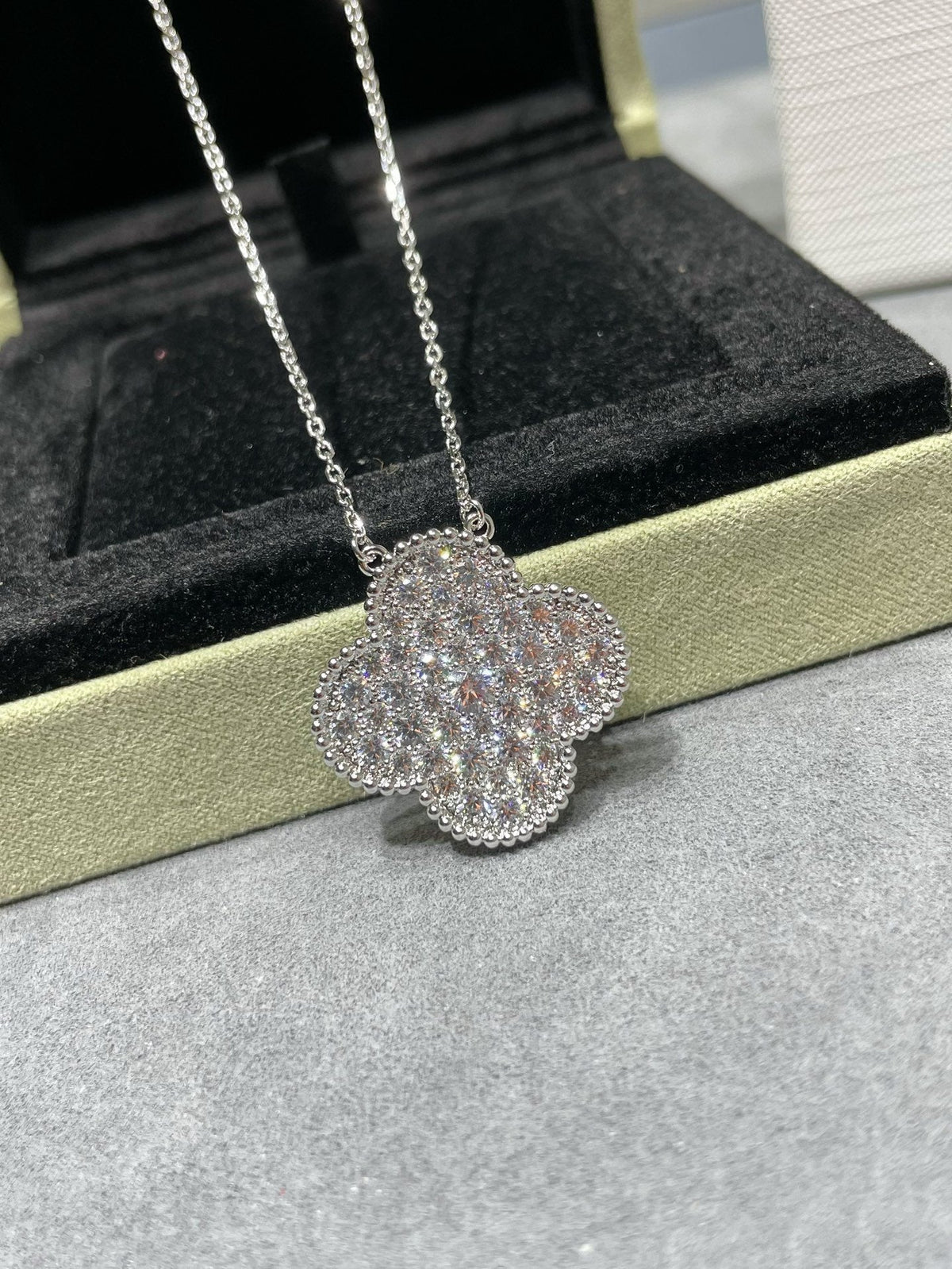 ¡®AuraJewelry¡¯CLOVER 25MM LARGE PENDANT DIAMOND PAVED SILVER NECKLACE