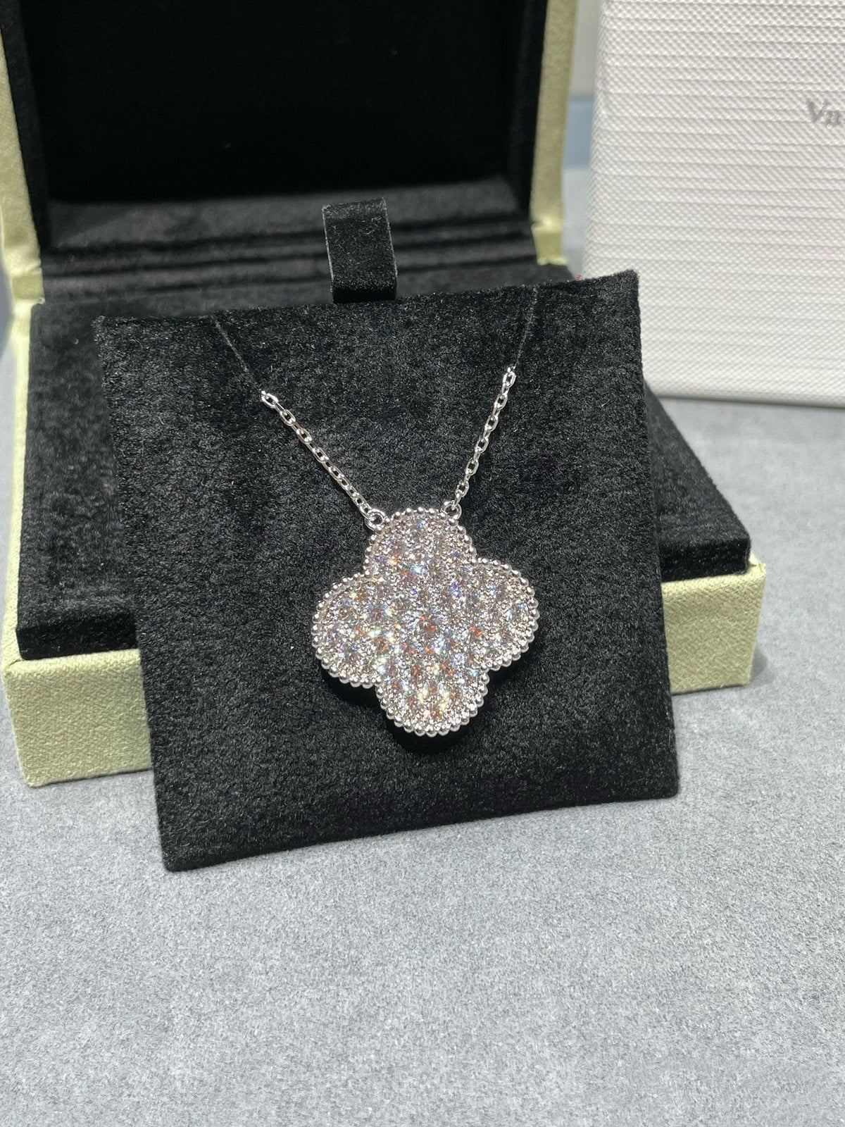 ¡®AuraJewelry¡¯CLOVER 25MM LARGE PENDANT DIAMOND PAVED SILVER NECKLACE