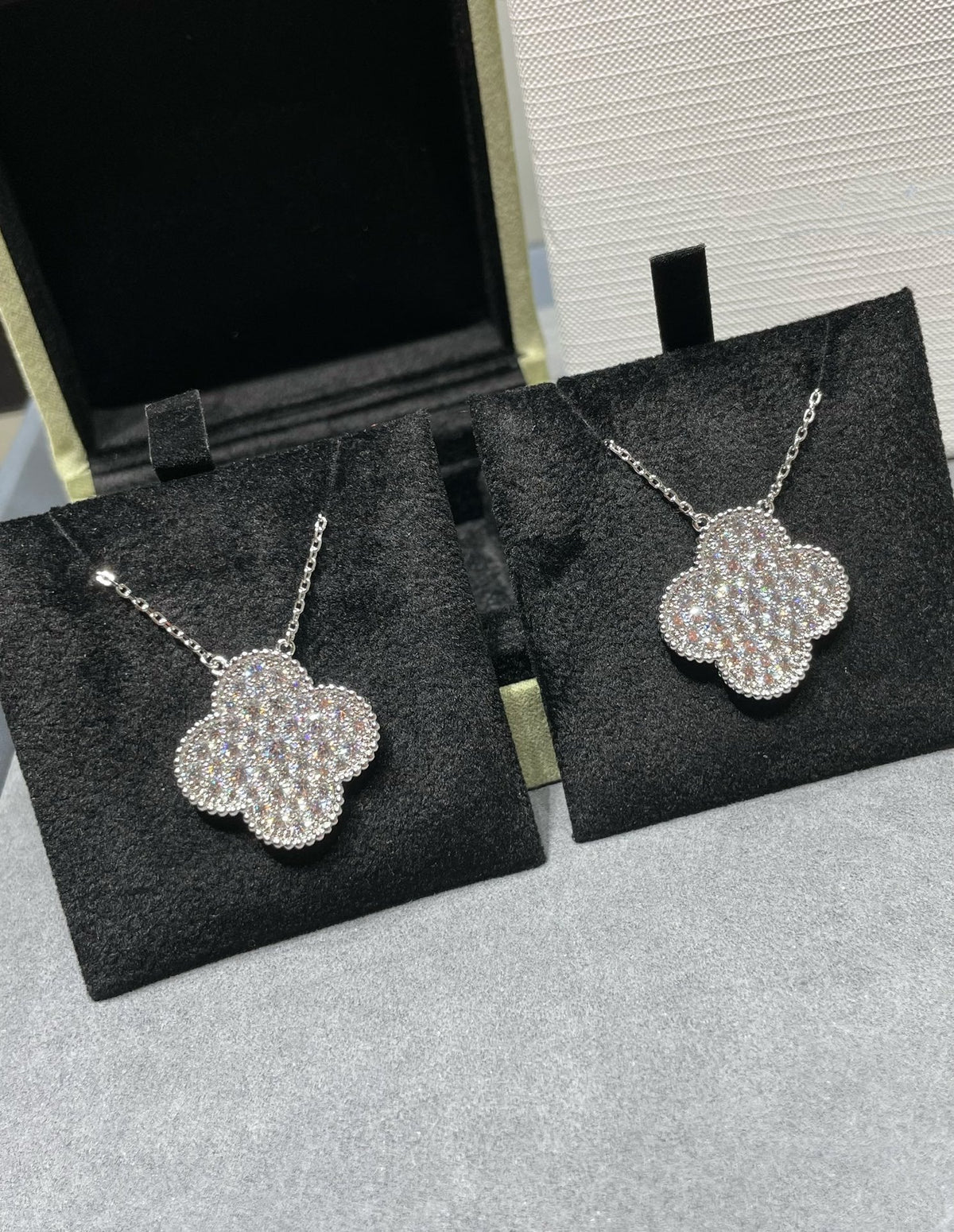 ¡®AuraJewelry¡¯CLOVER 25MM LARGE PENDANT DIAMOND PAVED SILVER NECKLACE