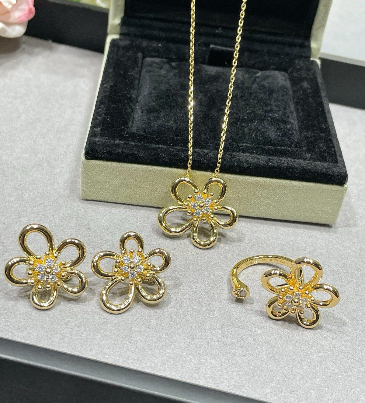 [AuraJewelry] ダイヤモンドセンター付きフラワーイヤリングセット