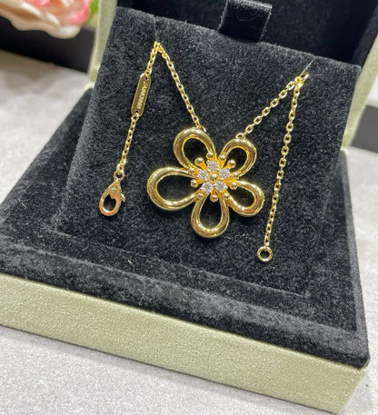 [AuraJewelry] ダイヤモンドセンター付きフラワーイヤリングセット