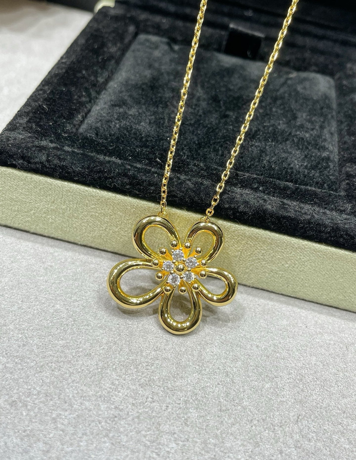 [AuraJewelry] ダイヤモンドセンター付きフラワーイヤリングセット
