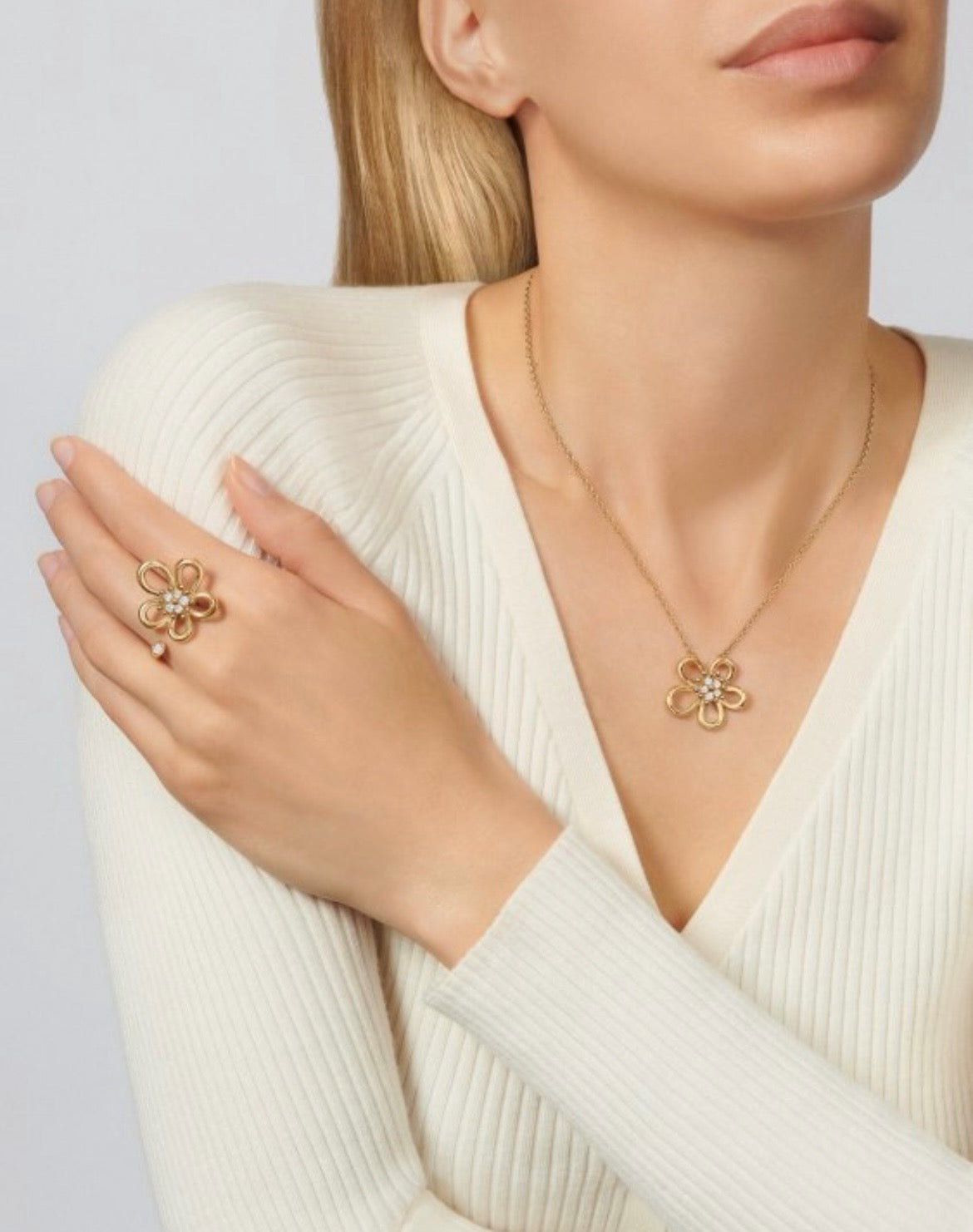 [AuraJewelry] ダイヤモンドセンター付きフラワーイヤリングセット