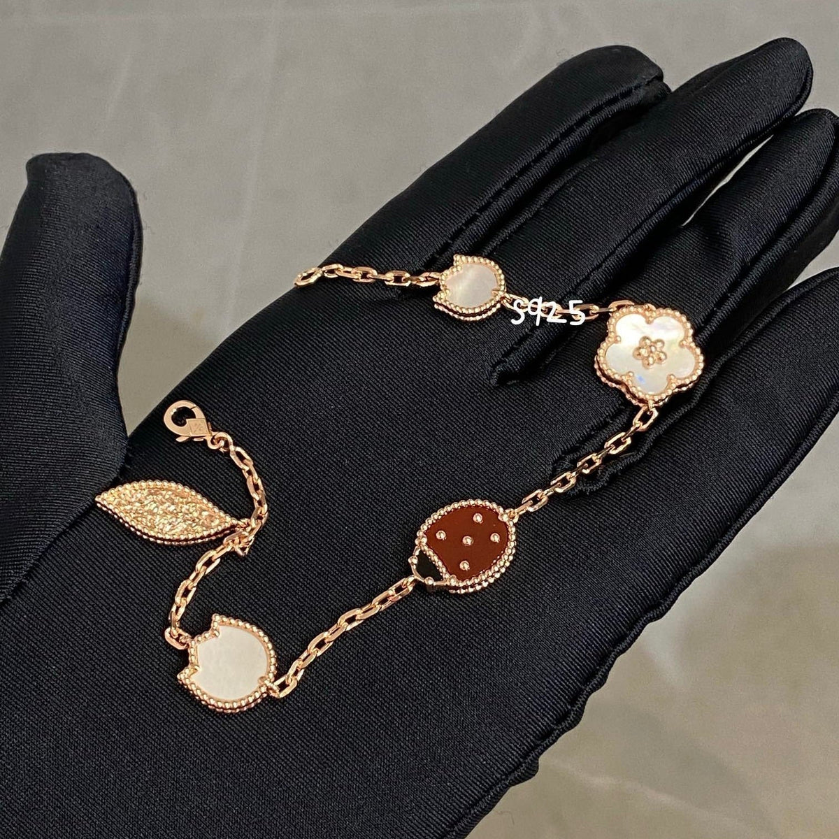 AuraJewelry「ラッキースプリング 5モチーフブレスレット」
