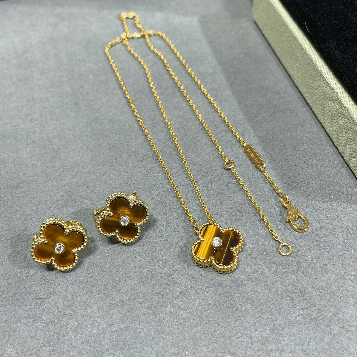 ¡®AuraJewelry¡¯CLOVER 15MM DIAMOND AND YELLOW TIGER'S EYE AGATE necklace