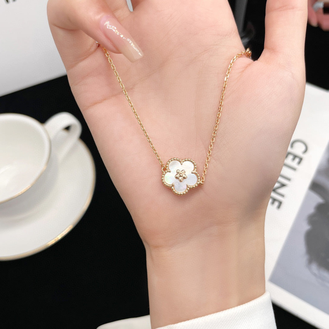 ¡®AuraJewelry¡¯LUCKY WHITE MOP PLUM BLOSSOM  BRACELET