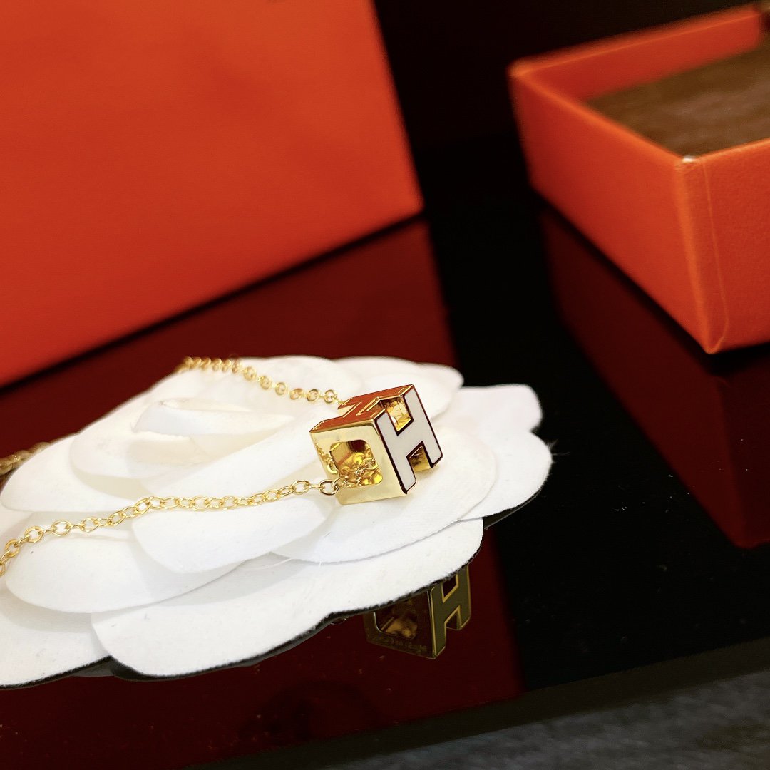 ¡®AuraJewelry¡¯H WHITE SQUARE GOLD NECKLACE