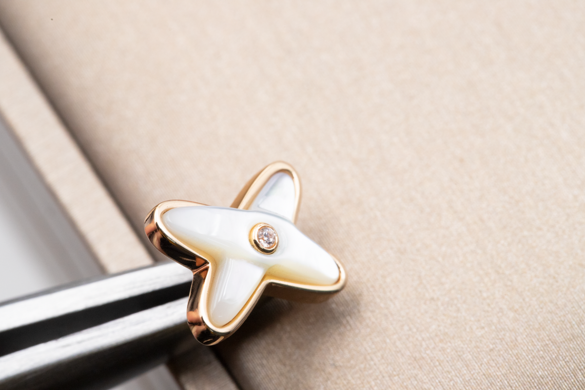 ¡®AuraJewelry¡¯JEUX DE WHITE MOP PINK GOLD DIAMOND EARRINGS