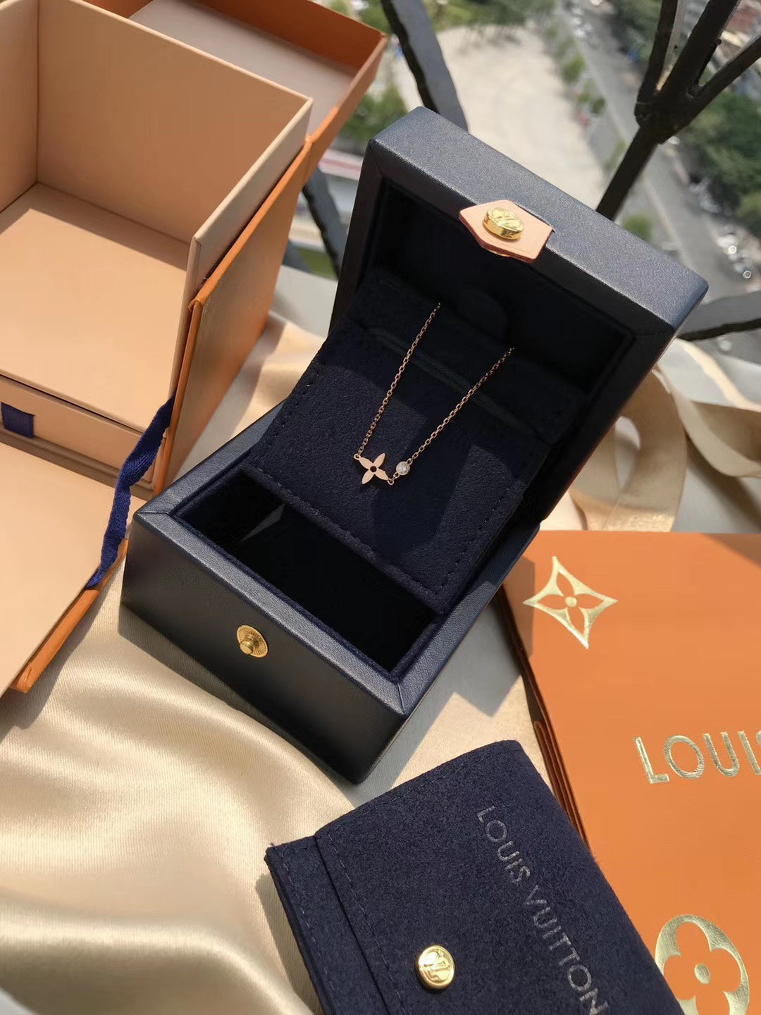 ¡®AuraJewelry¡¯BLOSSOM PENDANT PINK GOLD AND DIAMOND