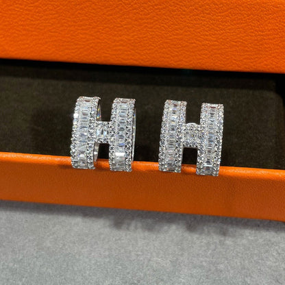 ¡®AuraJewelry¡¯H STUD EARRINGS WITH SILVER DIAMONDS