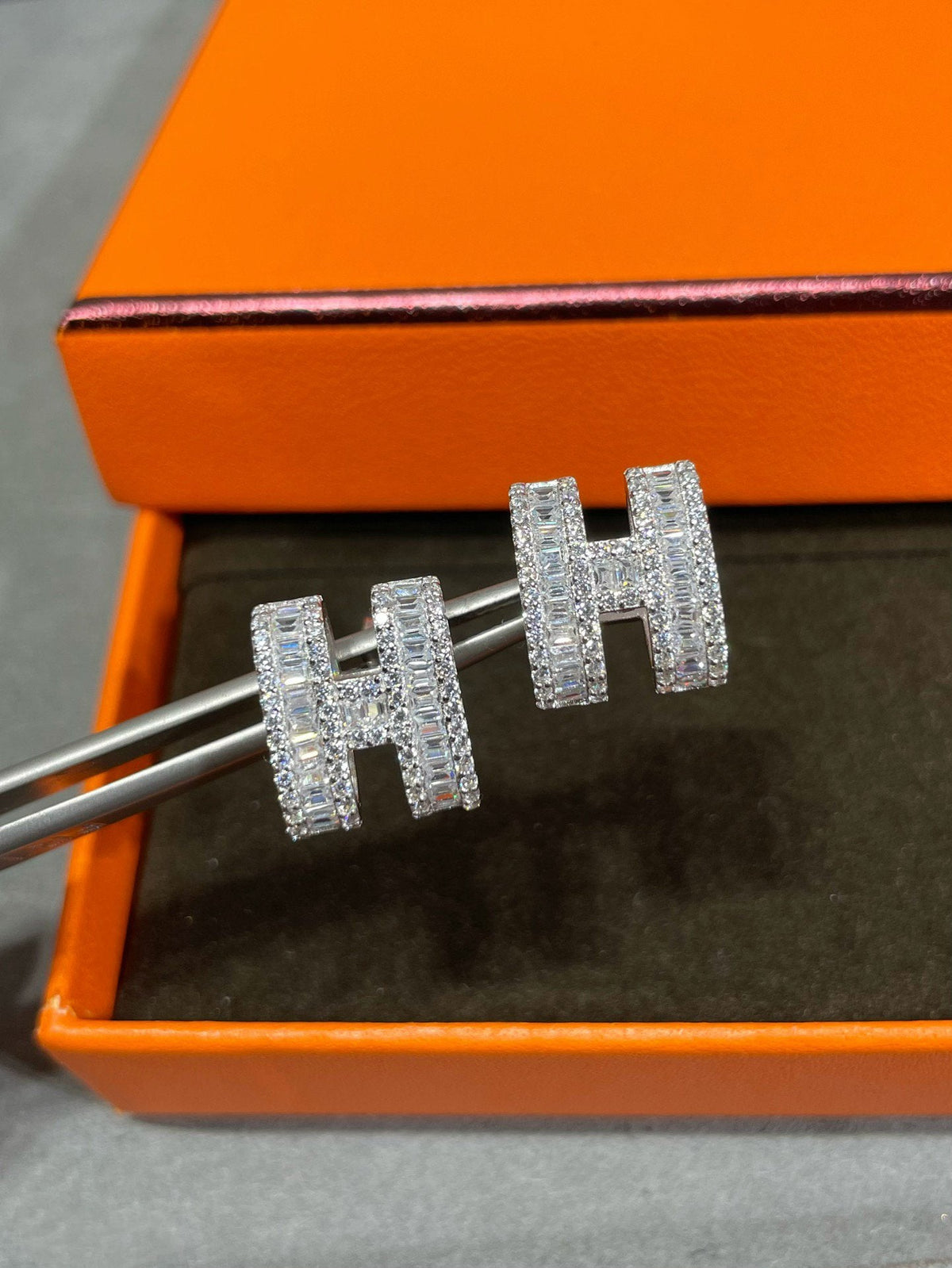 ¡®AuraJewelry¡¯H STUD EARRINGS WITH SILVER DIAMONDS