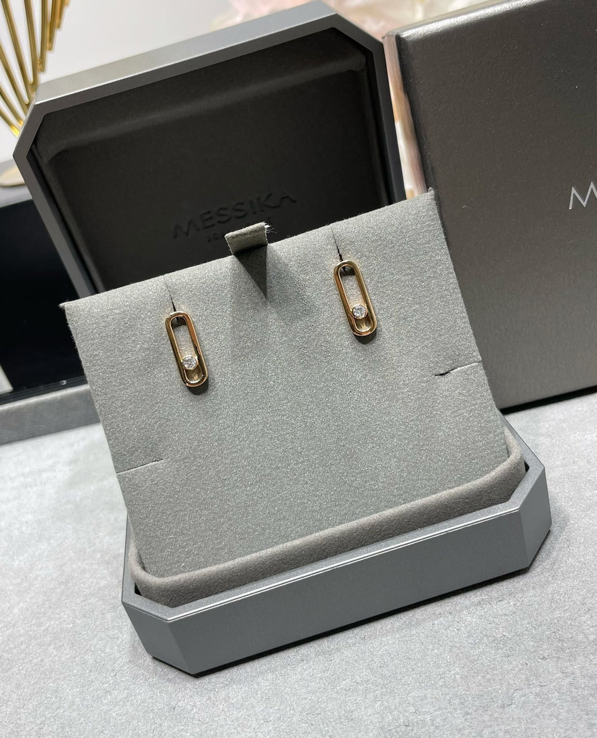 {"_id":"6602e1c3132e0e4708efc552","code":"[AuraJewelry]MOVE UNO SMALL 1 DIAMOND EARRINGS","description":"[AuraJewelry]ムーヴ ウノ スモール 1ダイヤモンド ピアス"}