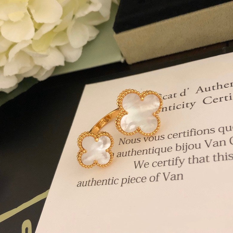 ¡®AuraJewelry¡¯CLOVER BETWEEN THE FINGER RING