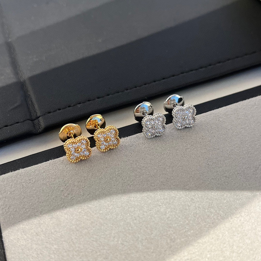 『AuraJewelry』クローバー ミニ ダイヤモンド スタッドピアス