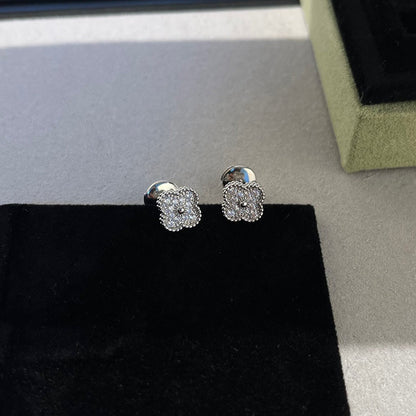 『AuraJewelry』クローバー ミニ ダイヤモンド スタッドピアス