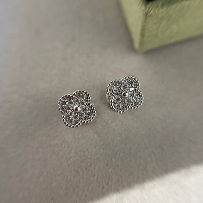 『AuraJewelry』クローバー ミニ ダイヤモンド スタッドピアス